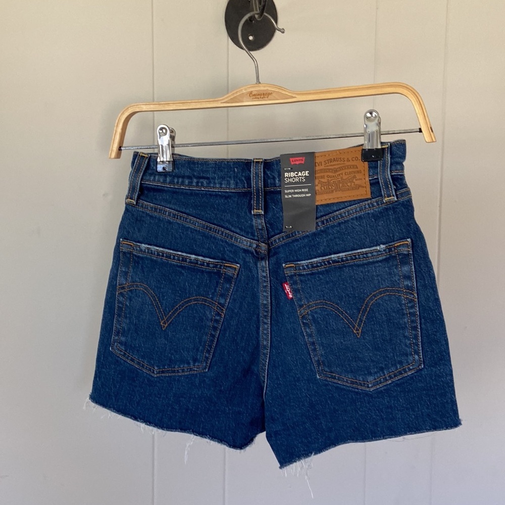 Levi’s Ribcage Shorts - Picture 5 of 7